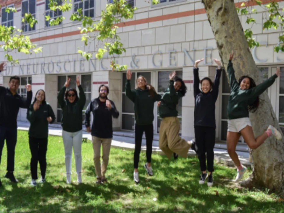 Loes lab members jumping